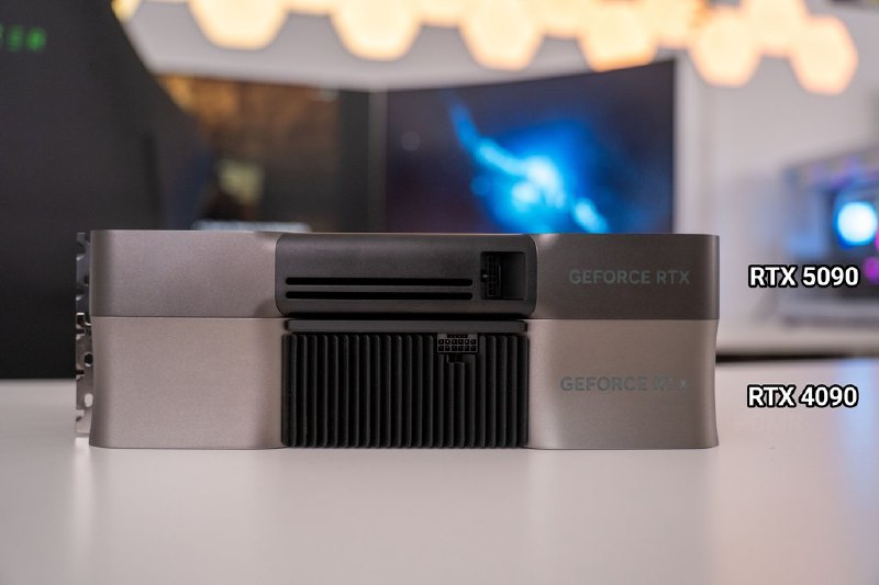 #一句话资讯小了但更强了！RTX 5090和RTX 4090尺寸对比新一代卡皇和上一代卡皇尺寸对比来了！日前，有海外网友对比了RTX 5090和RTX 4090的高度，可以明显看到二者有很大的差别